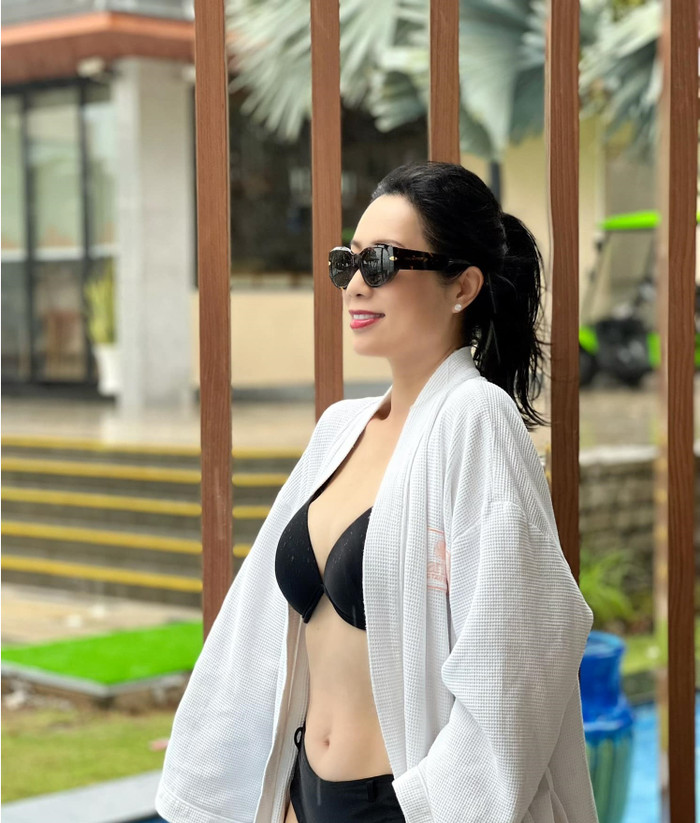 Nữ diễn viên tự tin diện bikini ở tuổi ngũ tuần, nhận 'bão like' của khán giả vì sắc vóc trẻ hơn tuổi thật.