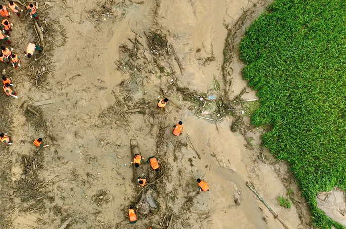 Lực lượng bộ đội tham gia tìm kiếm trong sáng 12-9.