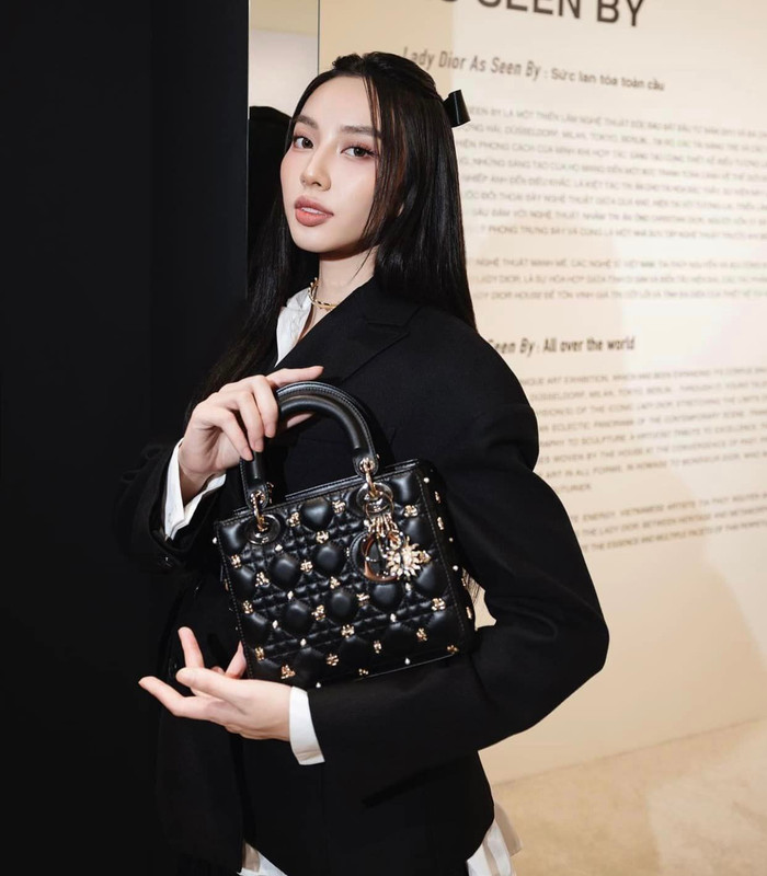 Khi so sánh hai phiên bản, nhiều người trông thấy hình bóng của chị cả BLACKPINK trong tạo hình của nàng hậu Việt. Từ việc hưởng ứng xu hướng “head to toe” với gam đen huyền bí, tông trang điểm đến cách chọn ruy băng nhấn nhá ở tóc đều được nhà Thùy Tiên thực hiện giống nguyên bản. Sau sự kiện “chị em sinh đôi” này, khán giả mong muốn nhìn thấy sự khác biệt trong phong cách ăn vận giữa Jisoo và Hoa hậu Thùy Tiên.  