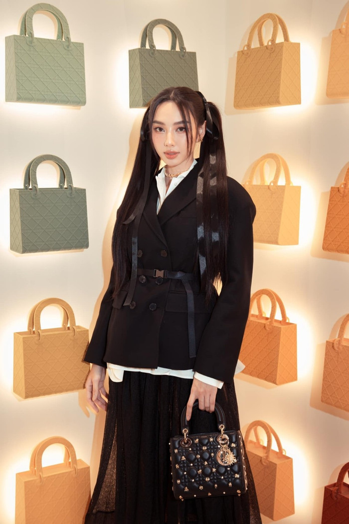 Với sự thành công ở mảng truyền thông đại chúng, màn ra mắt của Jisoo tại Pháp được xem là bản mẫu khó lòng thay thế. Từ nguyên nhân này, cách mix & match mà đội ngũ chuẩn bị cho Hoa hậu Thùy Tiên đã gây ra nhiều ý kiến trái chiều. 