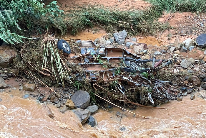 Xác xe khách bị lũ cuốn trôi cách hiện trường 2km. (Ảnh: Ca Thành/VnExpress).