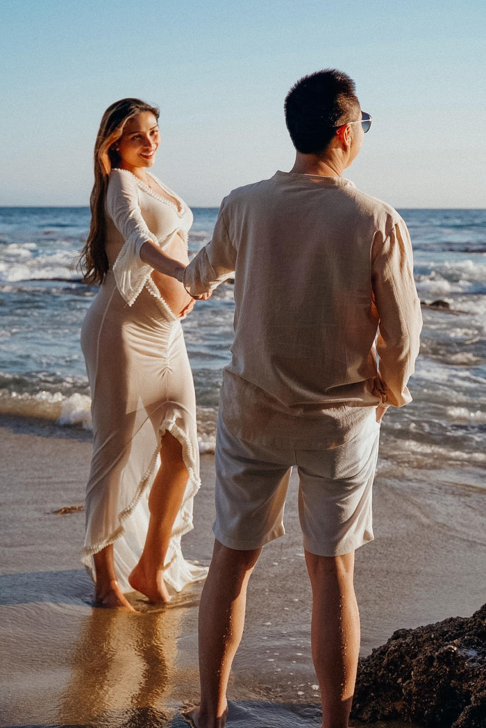 Chồng Việt kiều về nước đón con đầu lòng cùng Võ Hoàng Yến.