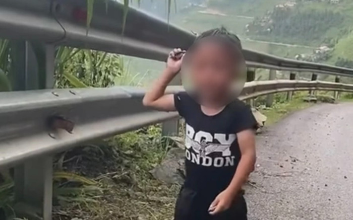 Sự thật bất ngờ clip bé trai khóc nức nở vì 'mẹ bị lũ cuốn trôi' Ảnh 2