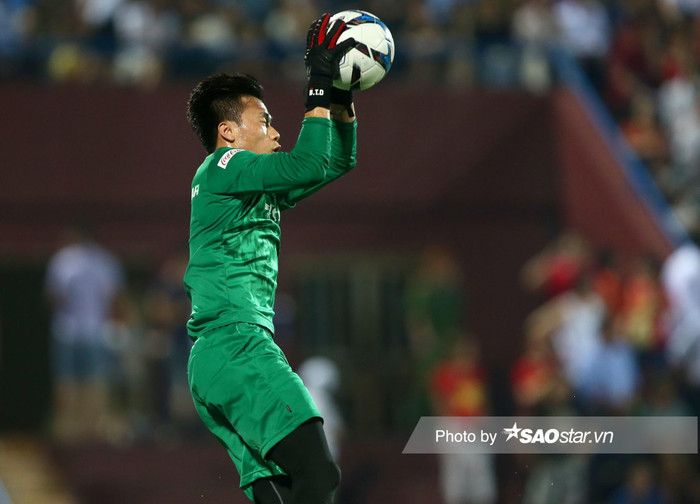 Theo thông tin của Saostar, thủ môn Bùi Tiến Dũng thi đấu cho CLB TPHCM ở V.League 2024/2025.