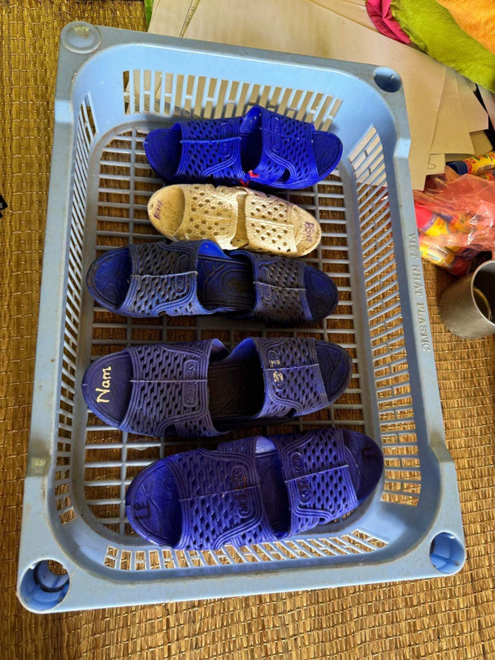 Lẽ ra ngày hôm nay, các bé đang ở trường, thế nhưng cơn lũ quét ác nghiệt đã cuốn trôi tất cả mọi thứ, để lại nỗi đau khôn cùng cho người ở lại.