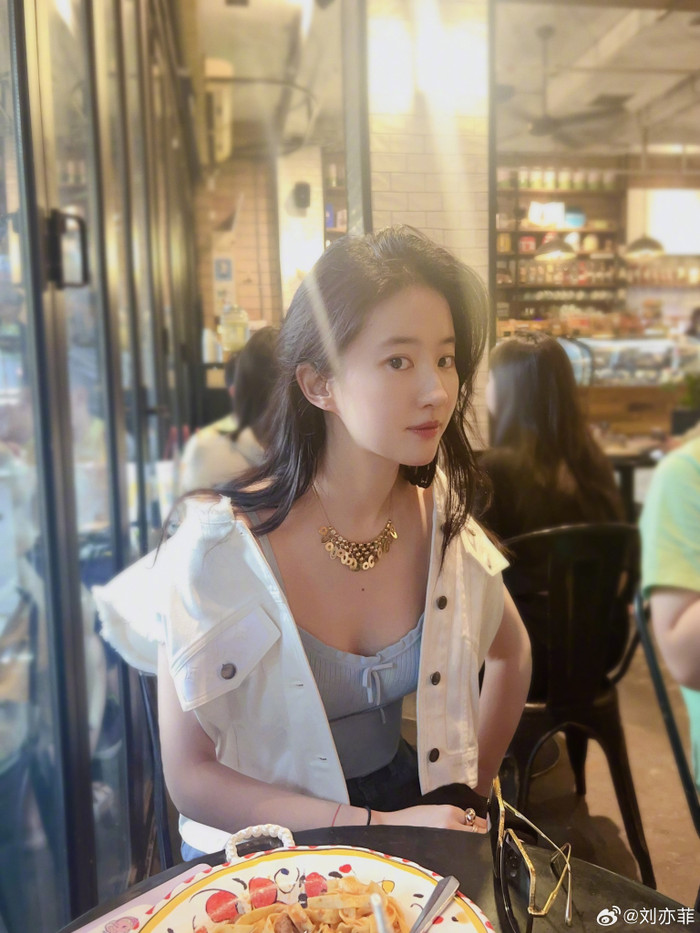 Một trong những hình ảnh mới nhất của Lưu Diệc Phi. Cô nàng thoải mái để mặt mộc, ăn diện xuề xoà ở chốn đông người. Ảnh: Sưu tầm
