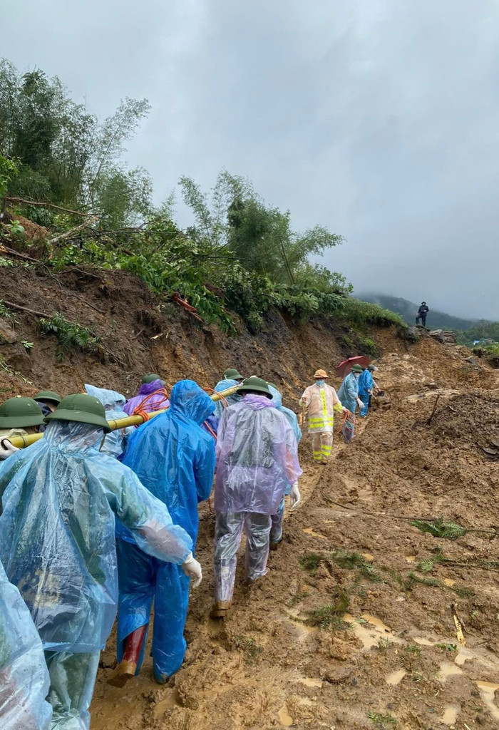 Việc di chuyển gặp nhiều khó khăn vì các tuyến đường từ Bảo Lạc đến Nguyên Bình đều bị đất đá chắn ngang và mưa lũ làm ách tắc giao thông. Ảnh: Bộ Công an
