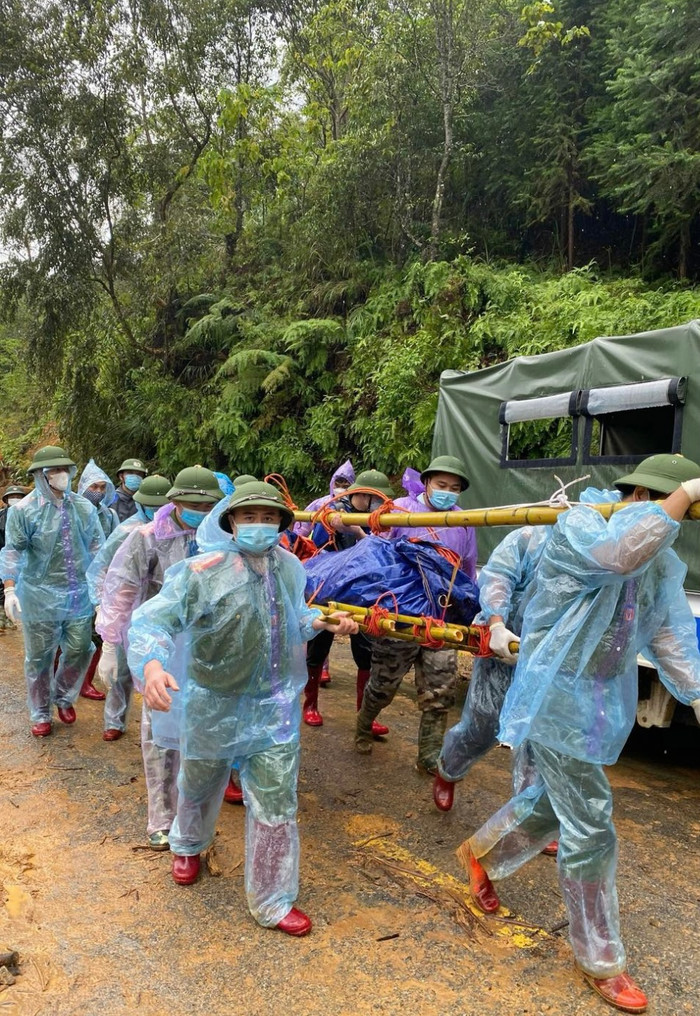 Lực lượng chức năng đã phải đối mặt với nhiều khó khăn để tìm kiếm và đưa thi thể nạn nhân về bàn giao cho gia đình. Ảnh: Bộ Công an