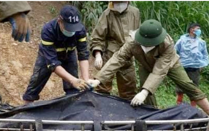 Công an vượt núi gánh thi thể đi bộ 20 km trong vụ sạt lở kinh hoàng ở Nguyên Bình Ảnh 2