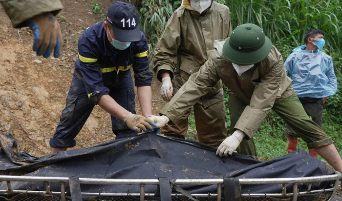 Công tác hậu sự cho nạn nhân xấu số. Ảnh: Bộ Công an