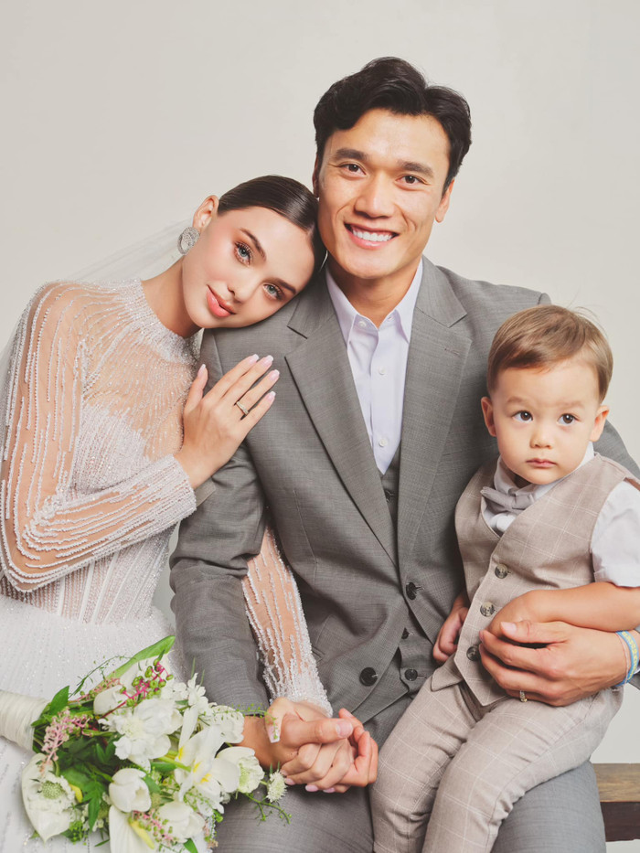 Sau gần 2 năm kết hôn với thủ môn Bùi Tiến Dũng, Dianka Zakhidova không chỉ thăng tiến trong sự nghiệp, thăng hạng nhan sắc mà còn có cuộc sống hôn nhân hạnh phúc, giàu có bên cạnh chồng và con trai. 