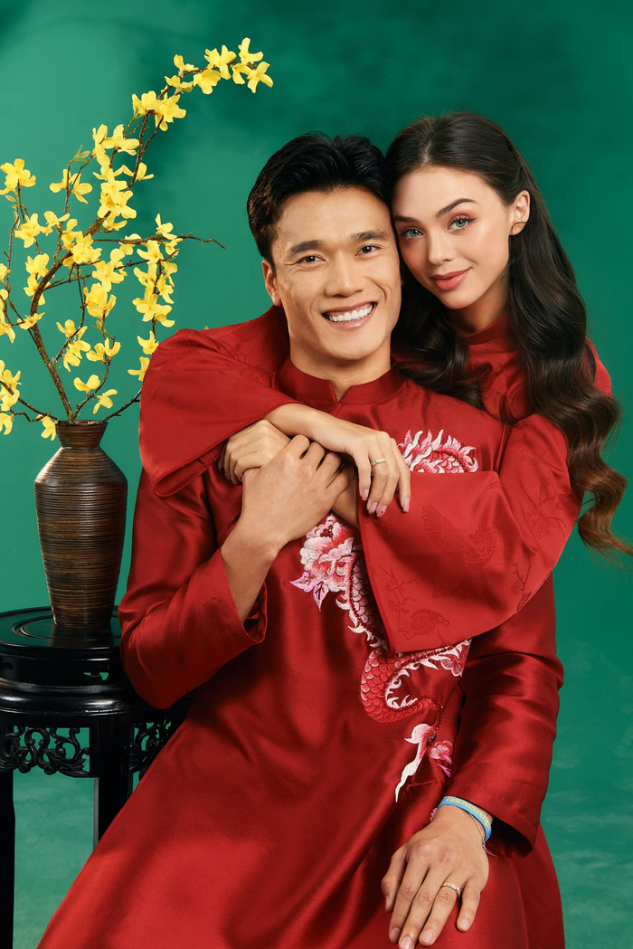 Bên cạnh chăm chỉ làm việc và chăm sóc chồng con, vợ thủ môn Bùi Tiến Dũng còn tích cực học tiếng Việt và các phong tục văn hoá truyền thống để hoà nhập với gia đình chồng. Trong sinh nhật mẹ thủ môn Bùi Tiến Dũng, cô ghi điểm vì tự tay mua quà và chúc sinh nhật mẹ chồng bằng tiếng Việt. Qua đó, có thể thấy được mối quan hệ vô cùng tốt đẹp, gắn bó giữa vợ thủ môn Bùi Tiến Dũng và gia đình thủ môn xứ Thanh.