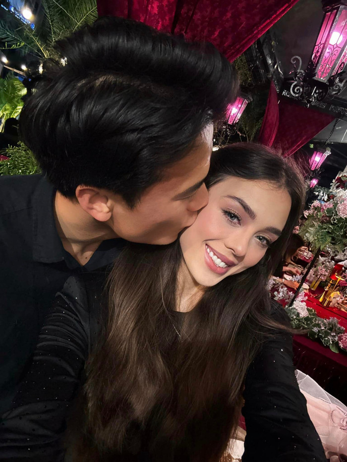 Trong dịp sinh nhật thủ môn Bùi Tiến Dũng, Dianka Zakhidova từng xúc động bày tỏ sự hạnh phúc, may mắn sau khi kết hôn: 'Anh là niềm vui lớn nhất của em. Chúc những điều tốt đẹp nhất sẽ đến với anh. Chúc anh có thật nhiều tình yêu, sức khỏe dồi dào. Anh vẫn luôn là thủ môn tốt nhất với em. Hãy kiên trì, tiến tới mục tiêu của anh và không bao giờ bỏ cuộc. Em tin tưởng anh, ủng hộ và luôn ở bên anh. Chúc mừng sinh nhật người chồng và người cha vĩ đại nhất em luôn mơ ước”