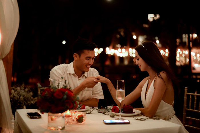 Không chỉ là vợ 'thủ môn quốc dân', thủ môn Bùi Tiến Dũng còn được mệnh danh là 'anh chồng quốc dân' khi luôn chu đáo tổ chức, tặng quà vào những dịp đặc biệt cho vợ. Năm 2022, thủ môn quê Thanh Hoá từng gây trầm trồ khi tặng vợ món quà sinh nhật hơn nửa đồng là chiếc túi đến từ thương hiệu đình đám bậc nhất thế giới. 