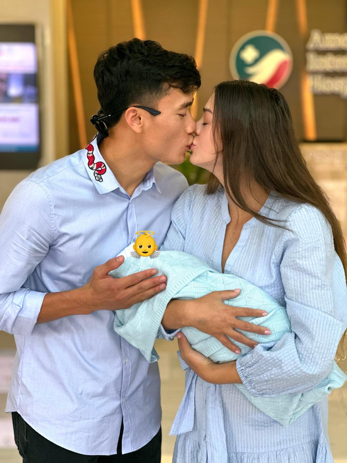 Tháng 11/2022, người mẫu Dianka Zakhidova - vợ thủ môn Bùi Tiến Dũng hạ sinh con trai đầu lòng Danil tại một bệnh viện quốc tế ở TP.HCM. Khi đón thiên thần nhỏ chào đời, thủ môn Bùi Tiến Dũng đã không giấu nỗi niềm hạnh phúc và xúc động gửi lời cảm ơn đến vợ. 