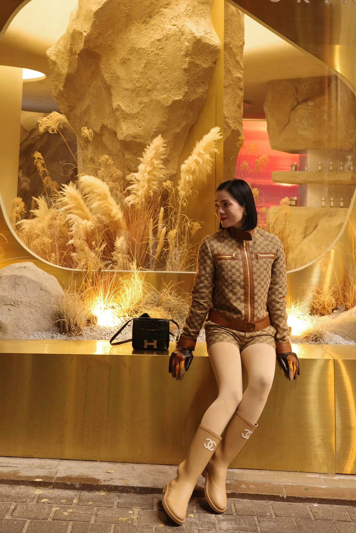Nhân dịp xuân, Lệ Quyên 'mở bát' năm mới với tông nâu cà phê sữa. Các tín đồ nhìn thoáng qua cũng đoán được nữ ca sĩ đã chi đậm cho tổng thể này, cô diện cả set quần áo của Gucci kèm với đôi boots cao su Chanel khoảng 50 triệu đồng. 