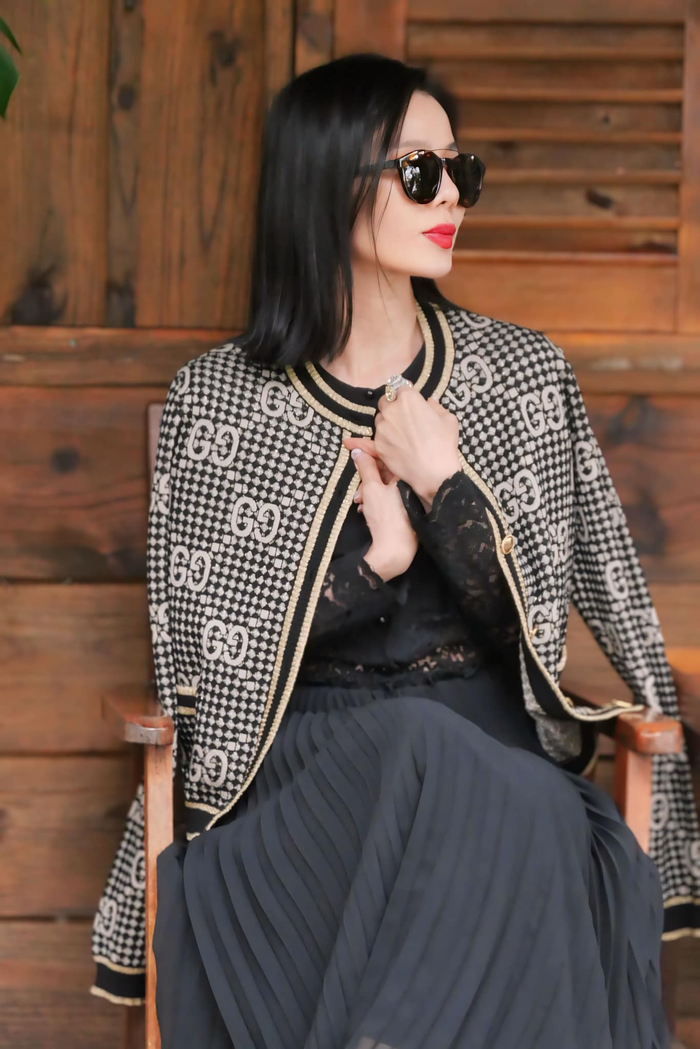 Chiếc áo cardigan thêu logo Gucci của Lệ Quyên diện trong dịp đi Đà Lạt cùng Lâm Bảo Châu có trị giá 55 triệu đồng. 
