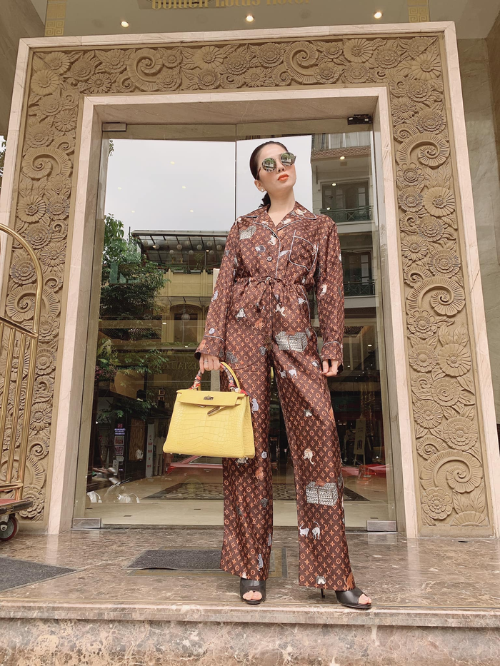 Trong ảnh, Lệ Quyên gây sốt khi diện cả trang phục chất vải satin dài tay đến từ thương hiệu Louis Vuitton. Với cách phối màu kết hợp cùng họa tiết Monogram đặc trưng, người xem dễ dàng dự đoán được bộ cánh của Lệ Quyên có trị giá không dưới chục triệu. 