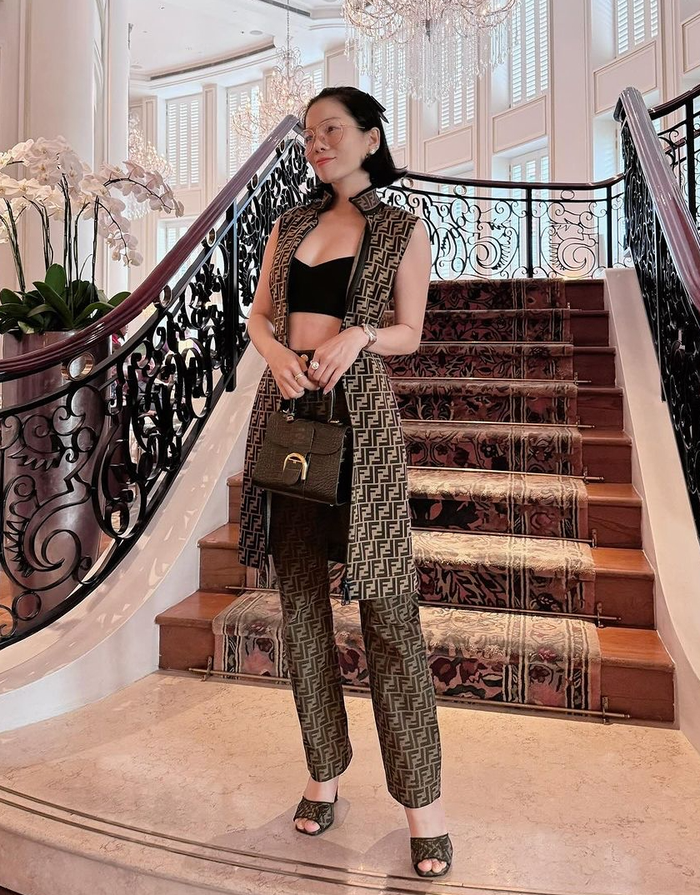 Lệ Quyên tự tin với vẻ ngoài sang trọng khi diện trọn từ đầu đến chân thiết kế của nhà mốt Fendi. 