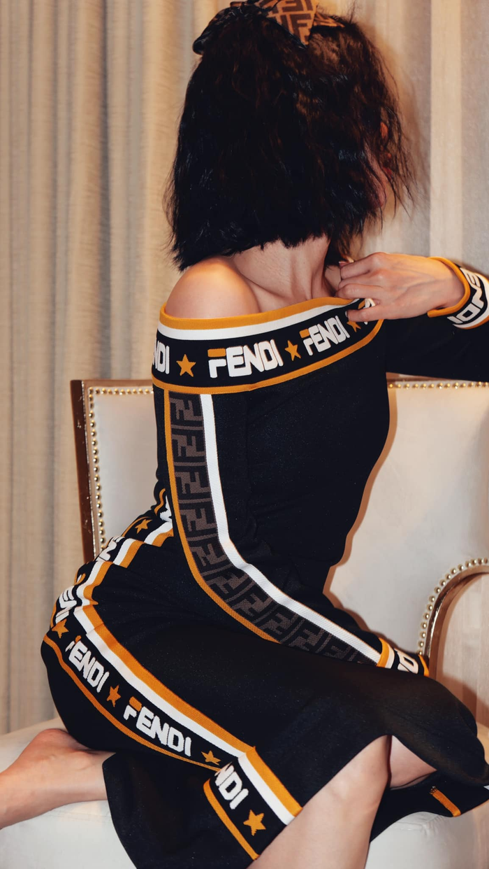 Khi ở nhà, giọng ca Sầu tím thiệp hồng vẫn chịu chi đậm cho những chiếc đầm thun có phom dáng thoải mái. Trong ảnh, chiếc váy trễ vai có điểm nhấn bằng họa tiết monogram của Lệ Quyên đến từ thương hiệu Fendi, có giá 48 triệu đồng.