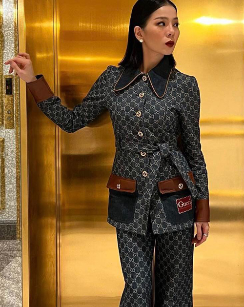 Lần khác, Lệ Quyên có màn thể hiện đẳng cấp khi diện trọn set đồ denim chiết eo đến từ thương hiệu Gucci với trị giá hơn 100 triệu.
