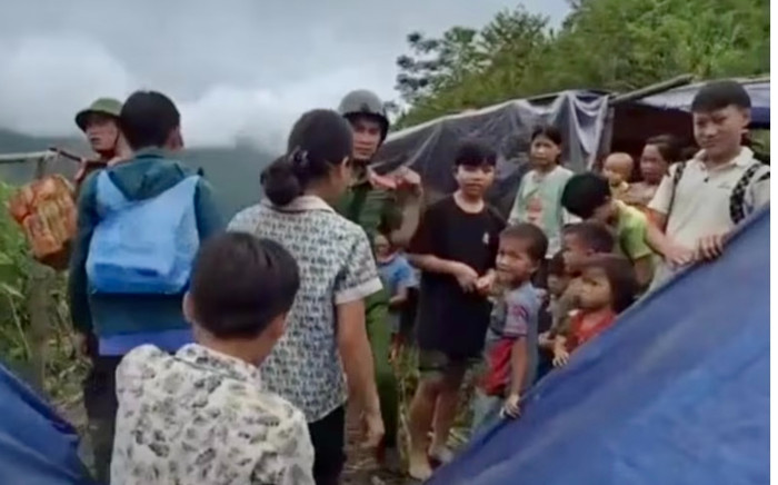Sống sót kì diệu: Tìm thấy hơn 70 người dân mất tích do chạy lên đồi tránh lũ trong nhiều ngày ở Lào Cai Ảnh 2