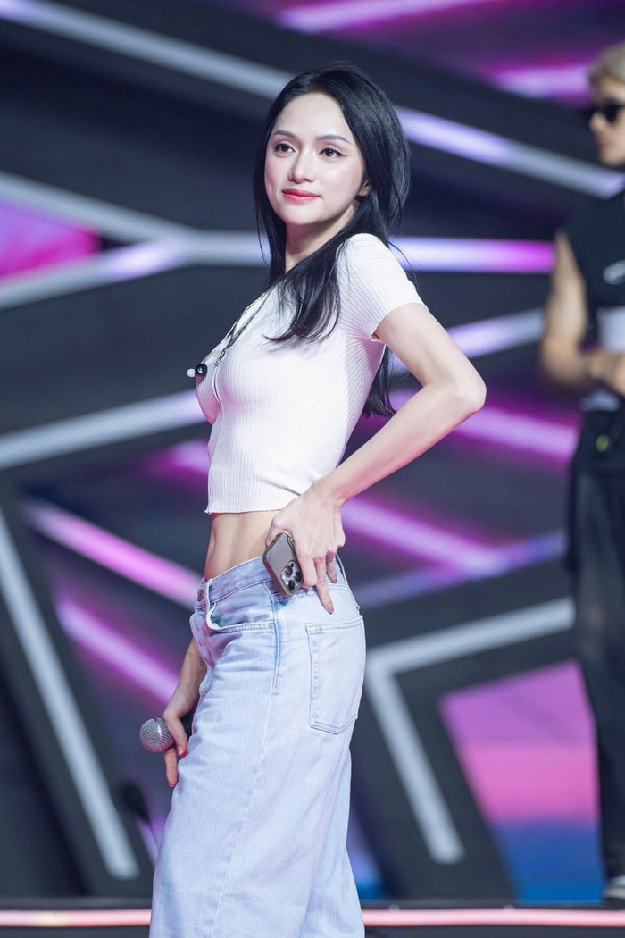 Khán giả bất ngờ khi NSX - Hoa hậu Hương Giang “mất tích” trong dàn ban giám khảo đêm chung kết Miss Universe Vietnam 2024.