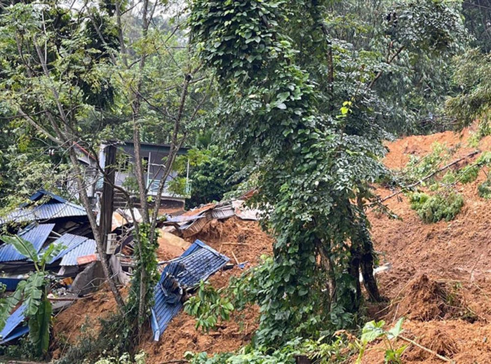 Hiện trường vụ việc sạt lở đất trong đêm ở xã Cuối Hạ, huyện Kim Bôi, Hòa Bình. Ảnh: Bộ Công an