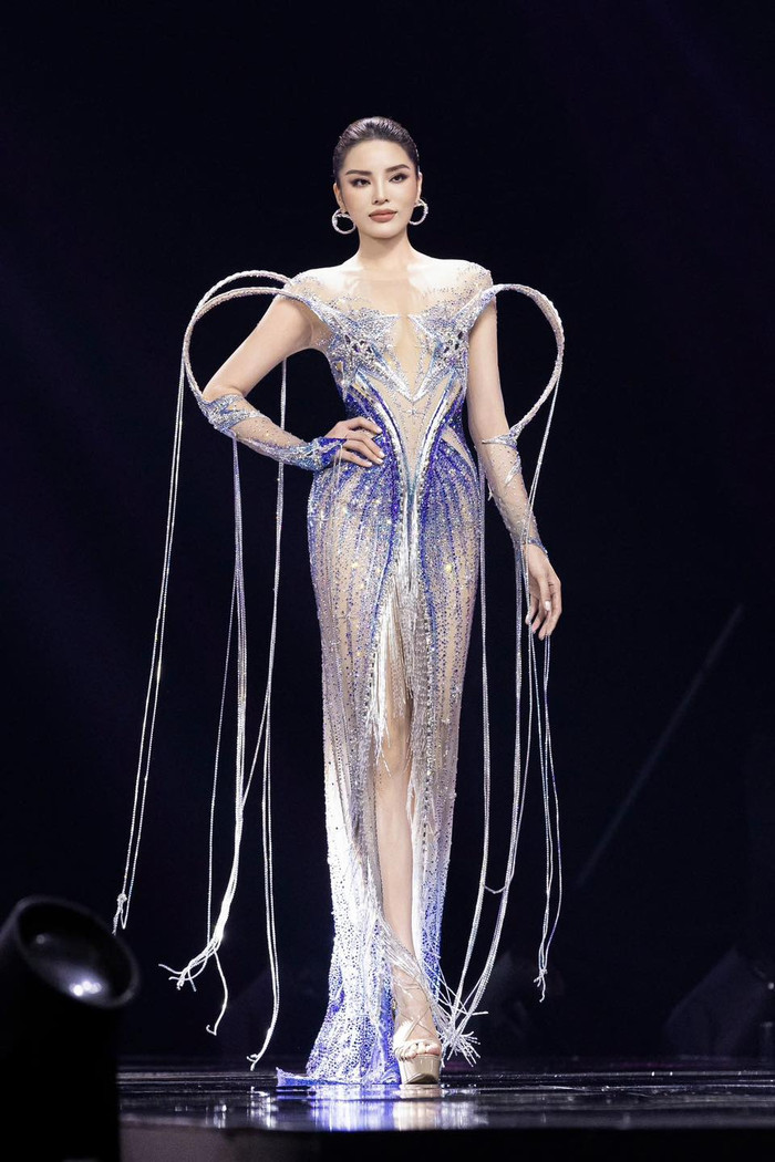 Có thể nói về nhì tại Miss Universe Vietnam 2024 đối với Kỳ Duyên cũng là một thất bại. Mặc dù cả hành trình Kỳ Duyên không phải là cái tên được khen nhiều nhất nhưng cô là thí sinh áp lực nhất. Lần đầu tiên trong lịch sử nhan sắc Việt có một 'chánh cung' gác lại danh hiệu để đi thi lại hoa hậu. Ở Kỳ Duyên có sự chắc chắn về body, kỹ năng lẫn lực lượng fan hùng hậu. Nguyễn Cao Kỳ Duyên sở hữu chiều cao 1,76m, số đo ba vòng 86-60-94 cm. 
