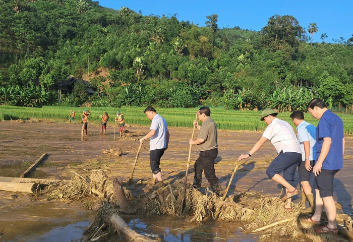 Thủ tướng đi bộ từ đầu đường vào thôn, trực tiếp lội xuống hiện trường khu vực tìm kiếm.