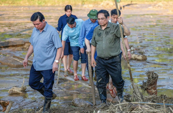 Thủ tướng Phạm Minh Chính và đoàn công tác trực tiếp vào khu vực hiện trường tìm kiếm nạn nhân mất tích tại Làng Nủ.
