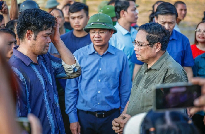 Thủ tướng hỏi thăm anh Hoàng Văn Voi, người đã mất đi người vợ và cậu con trai út 12 tuổi.