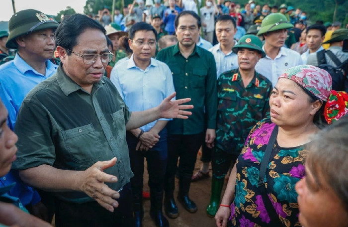 Thủ tướng thăm hỏi người dân Làng Nủ, động viên bà con sớm ổn định tinh thần.