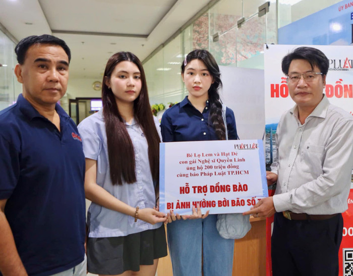 Quyền Linh cũng đi cùng hai cô con gái để quyên góp tiền ủng hộ. Ảnh: FBNV