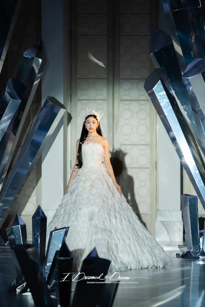 Trước đó Lọ Lem nhà Quyền Linh đã có màn 'chào sân' gây chú ý trên sàn runway. Ảnh: FBNV