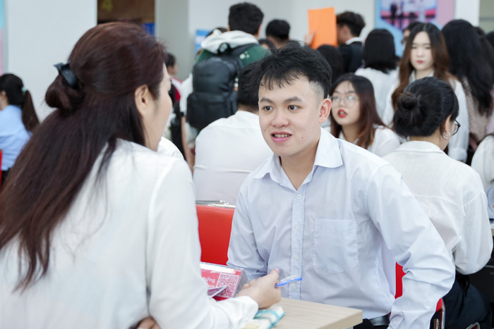 Sinh viên phấn khởi vì có cơ hội tìm thấy vị trí thực tập mình hằng mơ ước