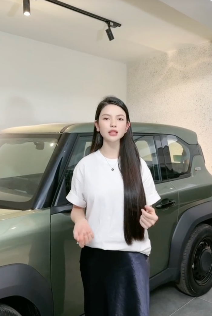 Qua cam thường, vợ Quang Hải lộ rõ làn da trắng sáng và thân hình nhỏ nhắn. Ảnh: Chụp màn hình