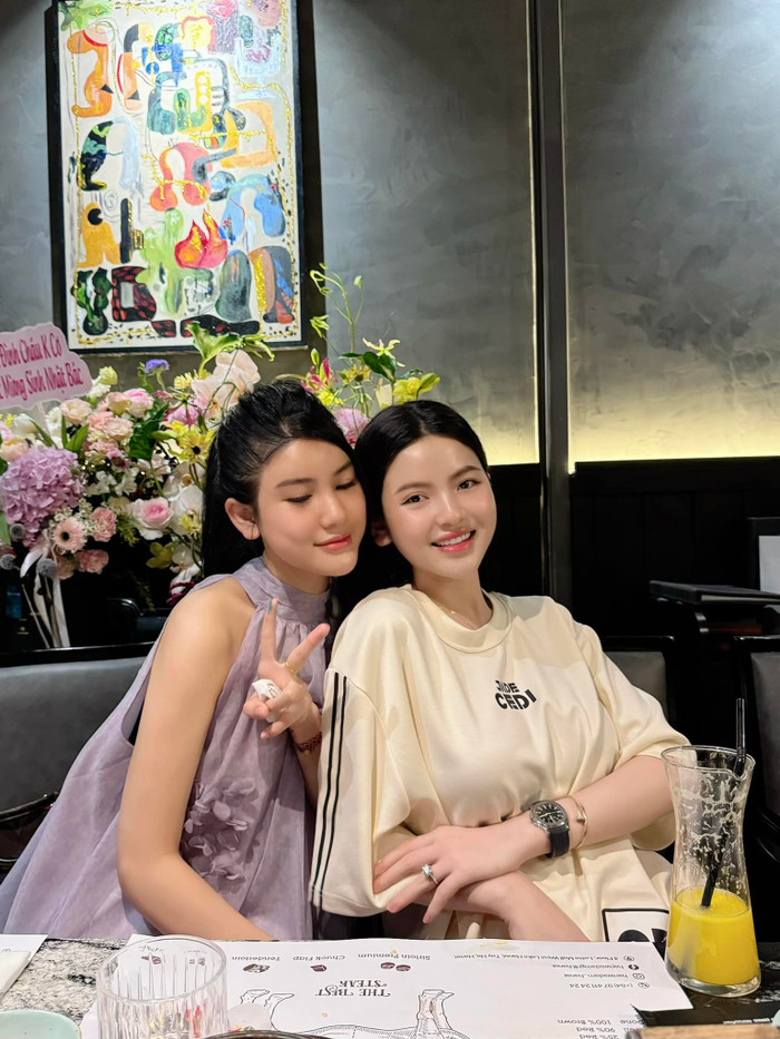 Khi chụp với người quen, vợ Quang Hải thoải mái khoe visual tràn đầy sức sống. Ảnh: FBNV