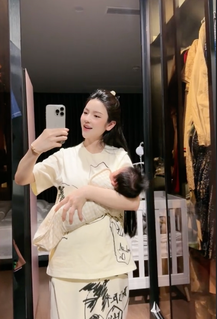 Chu Thanh Huyền thường vừa bế con, vừa tranh thủ làm video để đăng tải trên các nền tảng mạng xã hội. Ảnh: Chụp màn hình