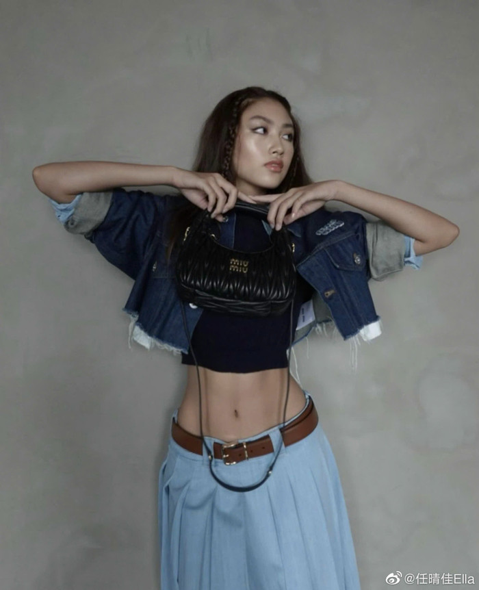 Con gái “ông trùm phim xã hội đen” được nhiều nhà mốt, tạp chí ngỏ lời cộng tác từ năm 13 tuổi. Suốt những năm đóng góp với vai trò người mẫu, Ella Yam không dưới hai lần lập thành tích vô tiền khoáng hậu. Theo đó, Ella nổi tiếng với danh hiệu “người mẫu trẻ nhất trong lịch sử xuất hiện trên trang bìa” của các hãng tạp chí đình đám nhất nhì khu vực Hong Kong.  