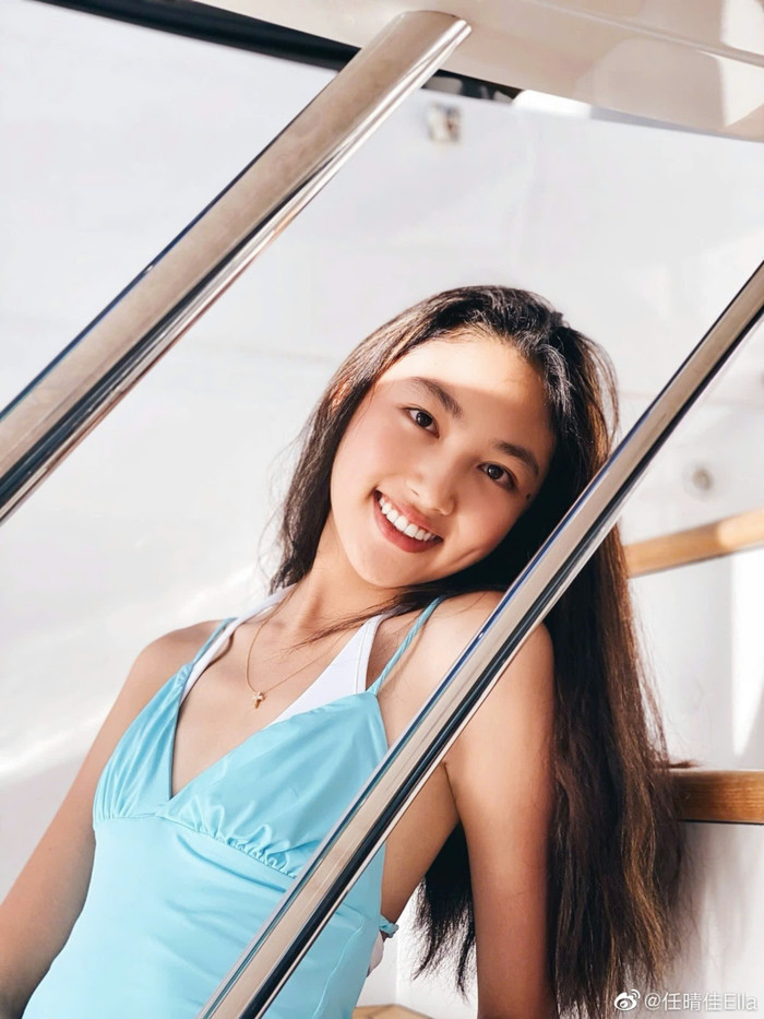 Truyền thông Hong Kong nhiều lần đưa tin ái nữ “ông trùm phim xã hội đen” được bao  chàng trai theo đuổi. Trong danh sách đó phải kể đến thế hệ thứ hai của nữ diễn viên TVB Tăng Hoa Thiên.