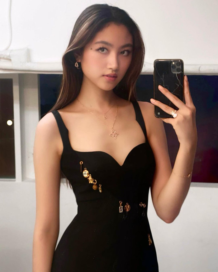 Lượt xem dòng thời gian, có thể thấy, thiết kế bodycon rất được lòng ái nữ “ông trùm phim xã hội đen”. Từ những chuyến du lịch hạng sang, dạ tiệc đến xuống phố, Ella đều tâm đắc diện kiểu dáng tôn đường cong này.  