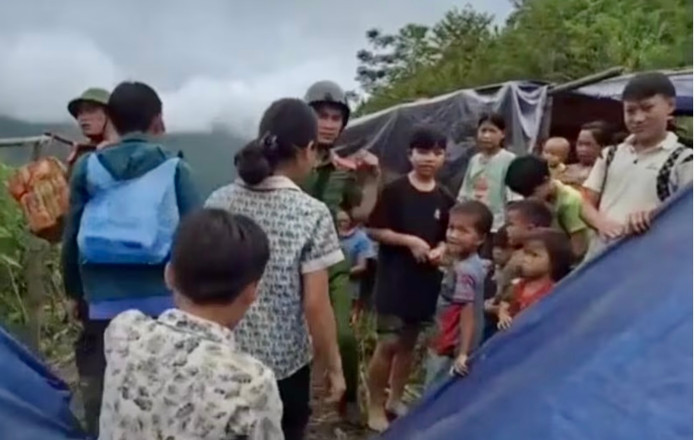 115 người từ 17 hộ dân trong thôn Kho Vàng đã phát hiện nguy cơ sạt lở và nhanh chóng di tản lên một ngọn núi cách đó khoảng 1 km để tìm nơi trú ẩn an toàn.