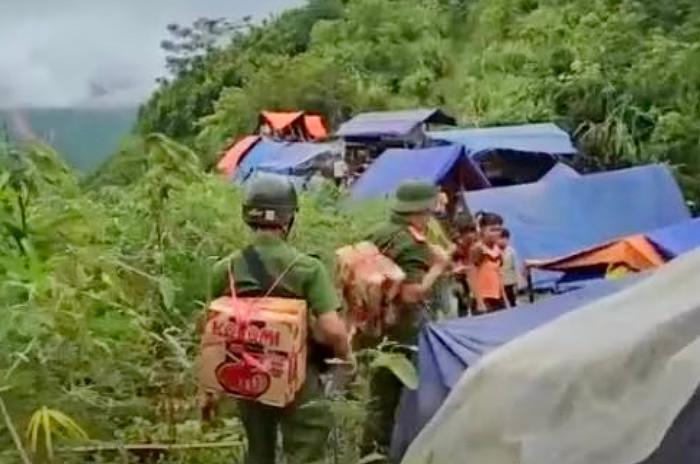 Một đoàn công an xã đã đi bộ 15 km từ trung tâm xã để tìm kiếm và phát hiện nhóm người đang trú ẩn trên núi trong tình trạng kiệt sức vì thiếu lương thực.