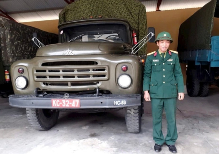 Thiếu tá Tăng Bá Hưng trước khi hy sinh trong lúc làm nhiệm vụ hỗ trợ khắc phục hậu quả bão số 3 ở Hải Phòng. Ảnh: Báo Giao thông