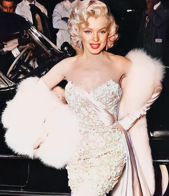 Marilyn Monroe lộng lẫy như một 'đại minh tinh' tại buổi công chiếu phim How to marry a millionarie diễn ra vào năm 1953.