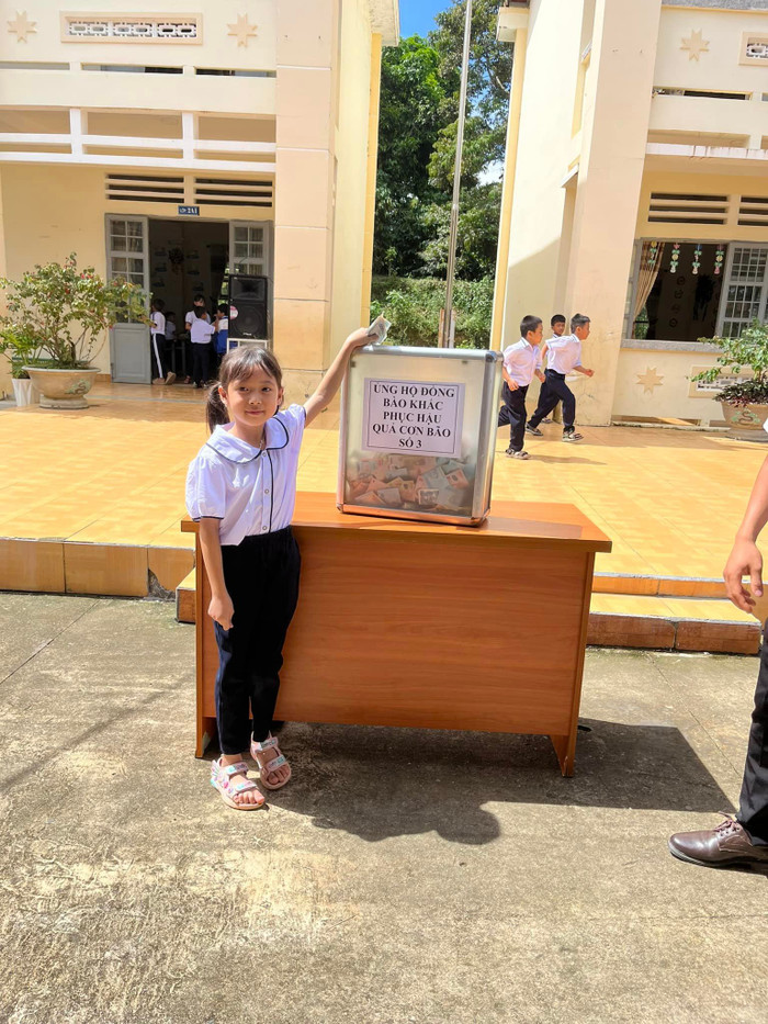 Các em học sinh quyên góp trực tiếp tại trường. Ảnh: Trường Tiểu học Bằng Lăng