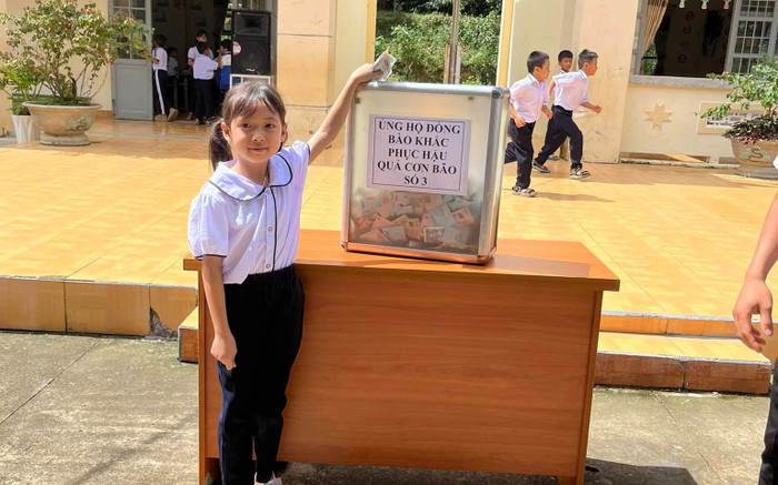 Đáng yêu những màn ủng hộ bà con vũng lũ của các em học sinh Ảnh 2