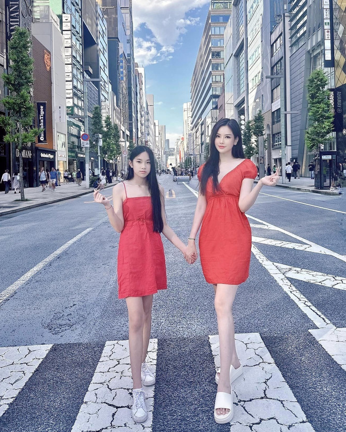 Cựu người mẫu Đào Lan Phương từng chia sẻ về cách dạy con: 'Thường thì mọi người sẽ nghĩ rằng nếu giàu thì phải sở hữu hàng hiệu, đồ đắt tiền, nhưng thực tế không phải vậy. Nhà tôi không có bất kỳ nguyên tắc về vật chất hay bề ngoài nào, mà chỉ dựa trên tiêu chí cái gì đẹp và phù hợp'.