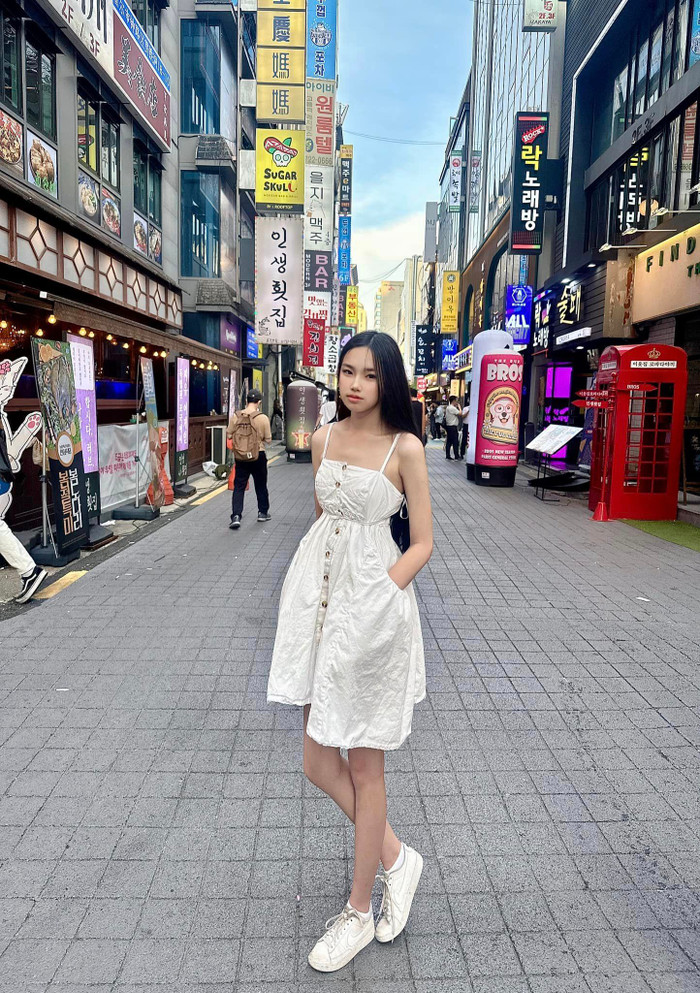 Dù đi du lịch hay đến những khu vực sang trọng, cháu nội Hoàng Kiều vẫn đặc biệt trung thành với phong cách giản đơn. Những chiếc váy này đều không có thiết kế quá cầu kỳ, đôi khi chỉ là một mẫu váy trơn và không hề có hoạt tiết đặc biệt.&nbsp;Như trong bức ảnh này, bé Phương Nhi trông rất đáng yêu với chiếc váy trắng xinh xắn, kết hợp cùng đôi sneaker mang đến vẻ đẹp hồn nhiên và trong sáng.